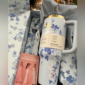 🎄✨40oz Loveshackfancy Floral Blue and White Tumbler✨🎄